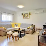 Family Friendly House With A Parking Space - 22738 Pula