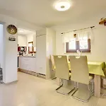Family Friendly House With A Parking Space - 22738