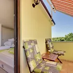 Family Friendly House With A Parking Space - 22738 Tatil Evi Pula