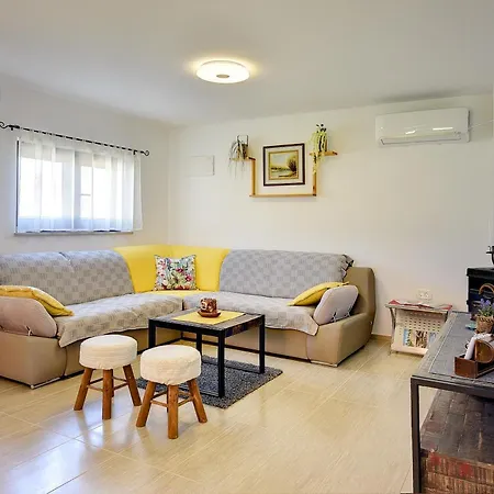 Family Friendly House With A Parking Space - 22738 Pula