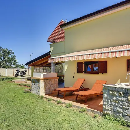 Holiday home Family Friendly House With A Parking Space - 22738 *