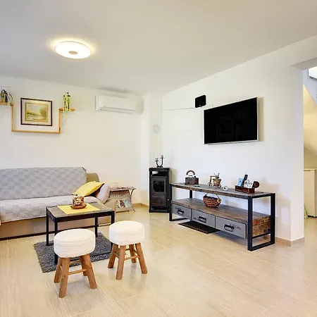 Family Friendly House With A Parking Space - 22738 Prázdninový dům