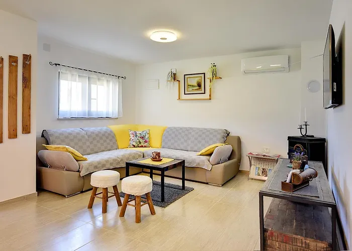 Family Friendly House With A Parking Space - 22738 풀라