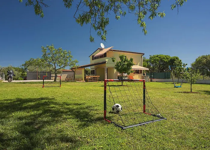 Family Friendly House With A Parking Space - 22738